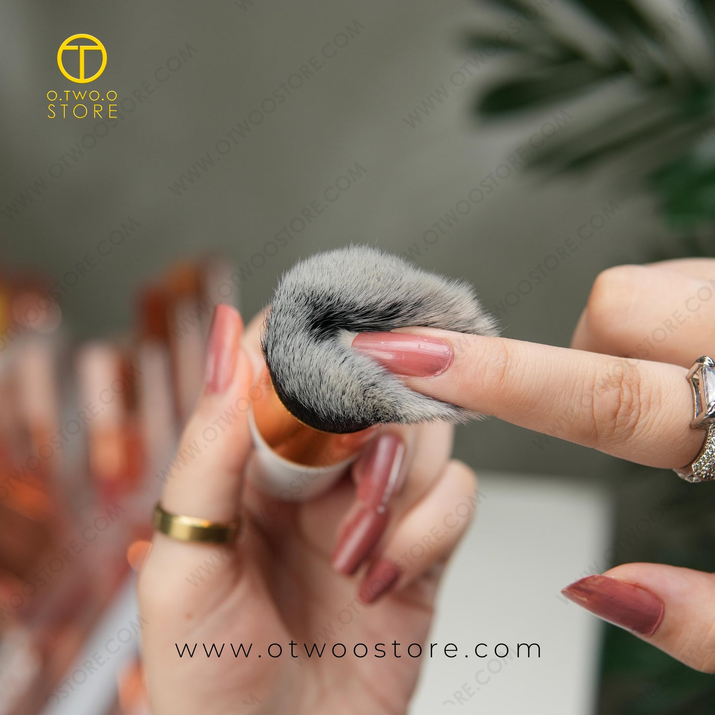 O.TWO.O Fluffy Brush